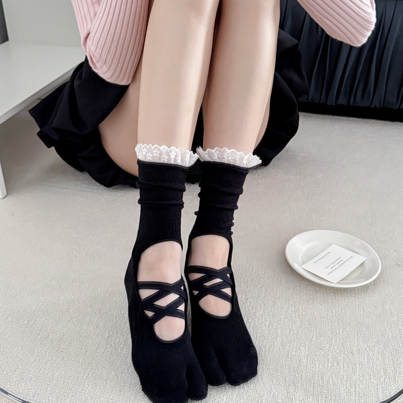 Embellish Knit - ถุงเท้าโยคะผู้หญิง ปลายเท้าแยก แต่งขอบลูกไม้ ซิลิโคนกันลื่น ระบายอากาศ ถุงเท้าบัลเลต์