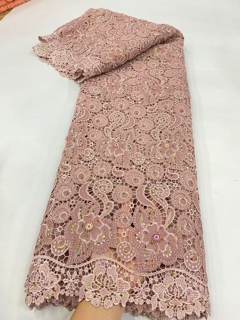 ผ้าลูกไม้กูว์ปัวร์ลายล่าสุด ผ้ - Crystal Mesh Fabric บทวิจารณ์และราคา